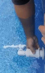 Montáž vodopádu do vratné trysky bazénu Olympic detail