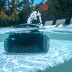 Akumulátorový robot Dolphin EON 100 při šplhání a čištění stěny bazénu pod vodní linkou
