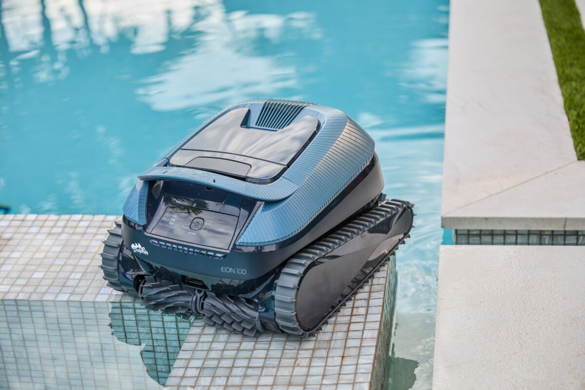 Robotický vysavač Dolphin EON 100 připravený k práci na okraji bazénu