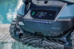 Detailní pohled na ovládací panel a aktivní kartáče Dolphin EON 100